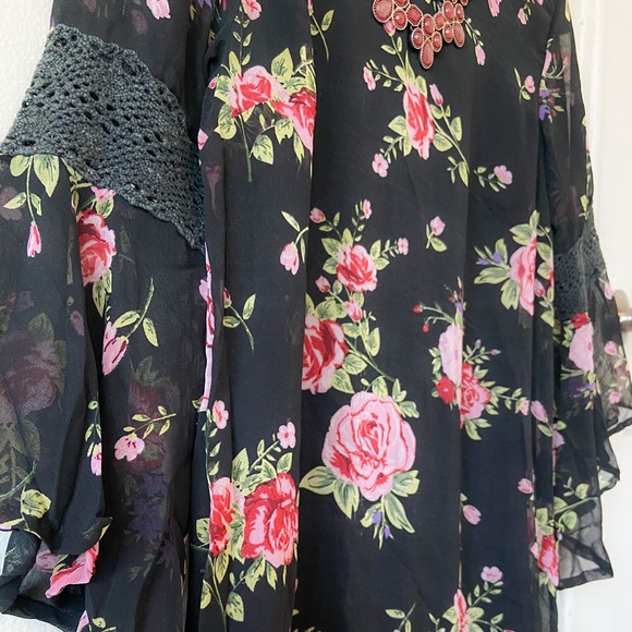 ❌SOLD❌  Floral Bell Sleeve Shift Dress - Picture 2 of 2